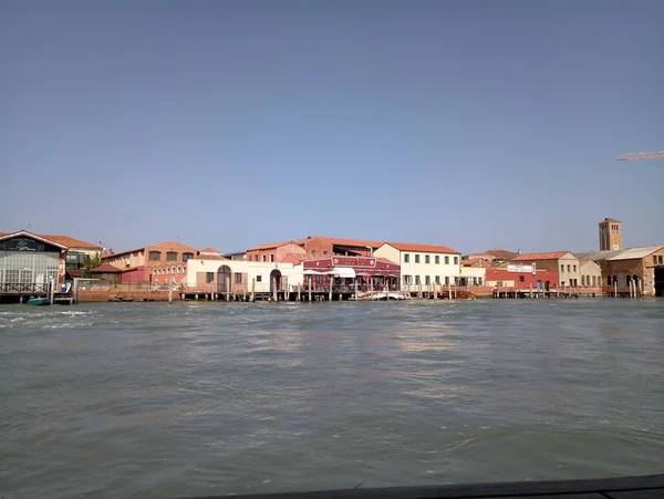 Canales de la ciudad venice con casas de agua y puentes — Foto de Stock