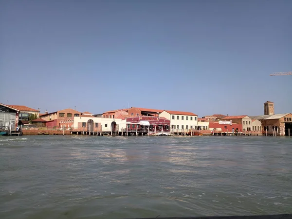 Canales de la ciudad venice con casas de agua y puentes — Foto de Stock