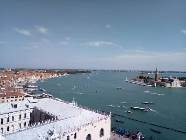 Венеціанські канали вид з високого блакитного неба — стокове фото