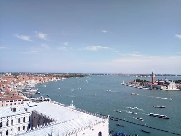 Венеціанські канали вид з високого блакитного неба — стокове фото