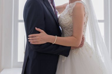 Gelin ve damat aydınlık salonda sarılma