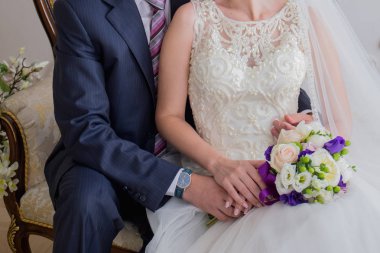 Gelin ve damat kanepede oturup