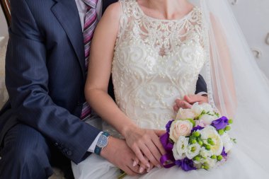 Gelin ve damat kanepede oturup