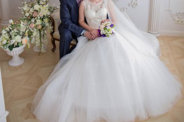 Gelin ve damat kanepede oturup