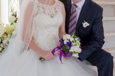 Gelin ve damat merdivenlerde otur