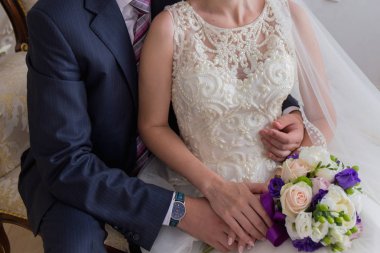 Gelin ve damat kanepede oturup