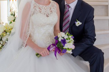 Gelin ve damat merdivenlerde otur