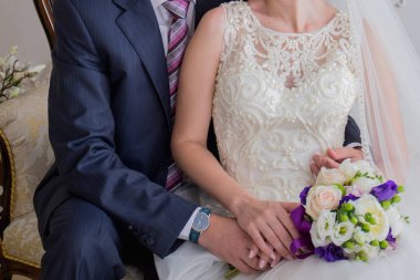 Gelin ve damat kanepede oturup