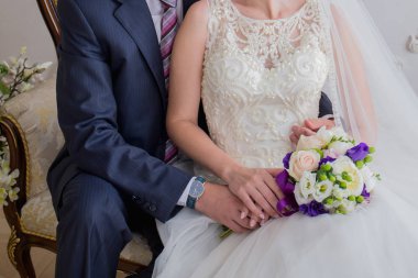 Gelin ve damat kanepede oturup