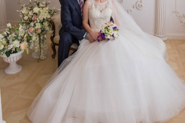 Gelin ve damat kanepede oturup