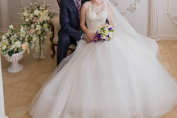 Bride and groom sit on the couch — Stock Photo, Image