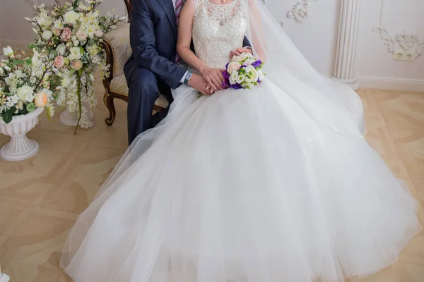 Bride and groom sit on the couch — Stock Photo, Image