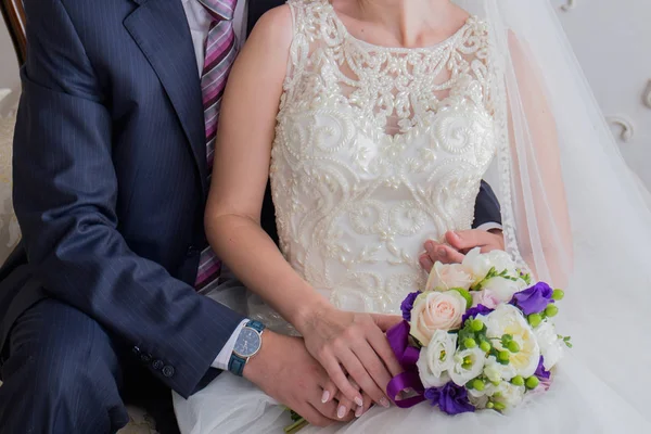 Gelin ve damat kanepede oturup