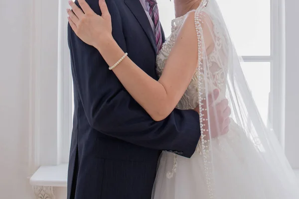 Mariée et marié câlin dans la chambre lumineuse — Photo