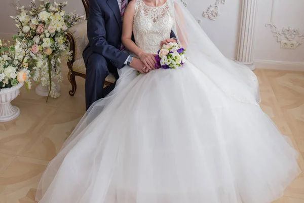 Bride and groom sit on the couch — Stock Photo, Image