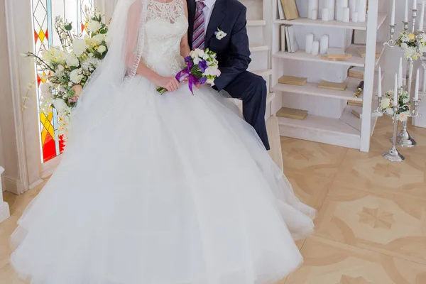 Noiva e noivo sentar-se nas escadas — Fotografia de Stock