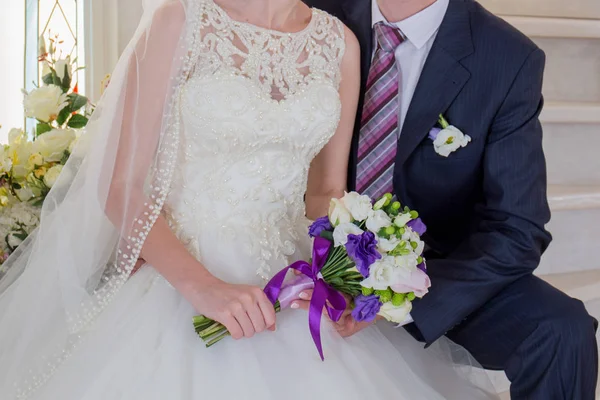 Bride and groom sit on the stairs — Stock Photo, Image