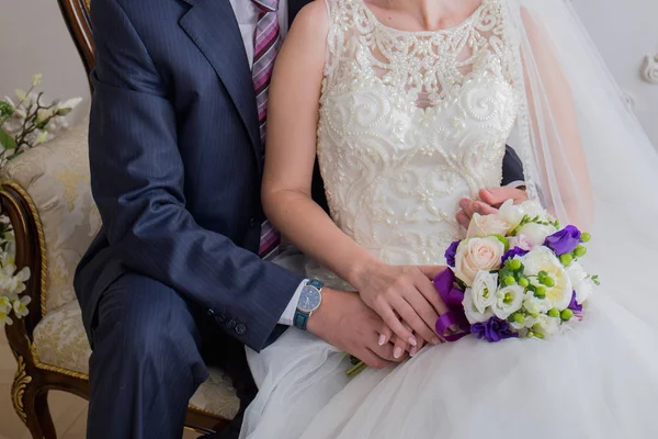 Gelin ve damat kanepede oturup