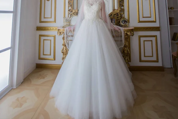 ウェディング ドレスの花嫁がミラーの近くに立っては — ストック写真