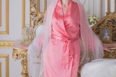 gelin peçe ayna yakınındaki bornoz ayakta