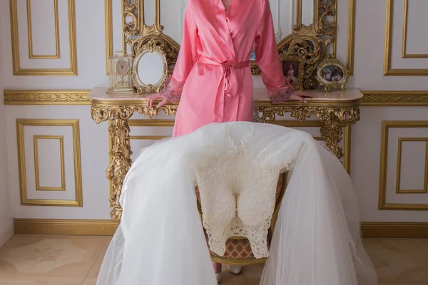 新娘穿着浴衣站在镜子附近的面纱 — 图库照片