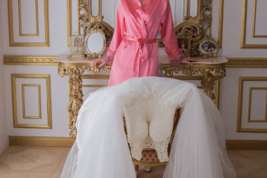 gelin peçe ayna yakınındaki bornoz ayakta