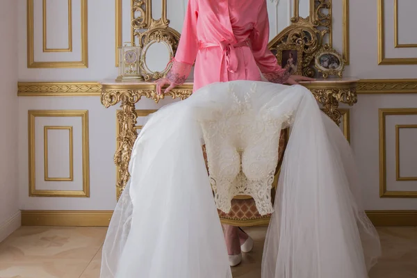 Невеста в халате, стоящая в завесе возле зеркала — стоковое фото