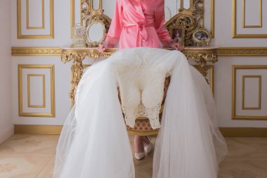 gelin peçe ayna yakınındaki bornoz ayakta