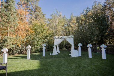 parkta sonbaharda düğün töreni için kemer