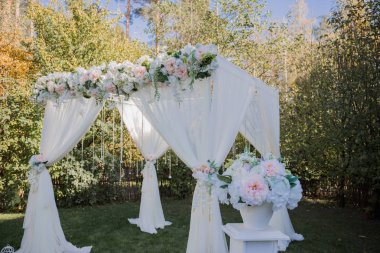 arch for the wedding ceremony in fall in the park