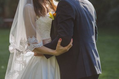 Gelin ve damat sonbahar çimleri üzerinde birlikte