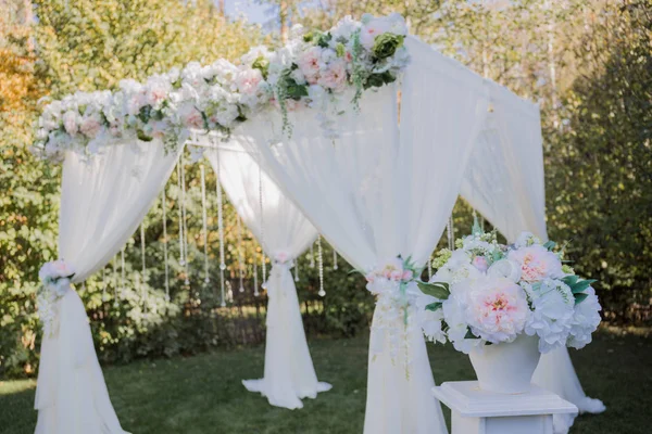 Arco para a cerimônia de casamento no outono no parque — Fotografia de Stock