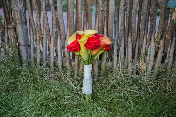 Bröllop brudbukett ligger på gräset — Stockfoto