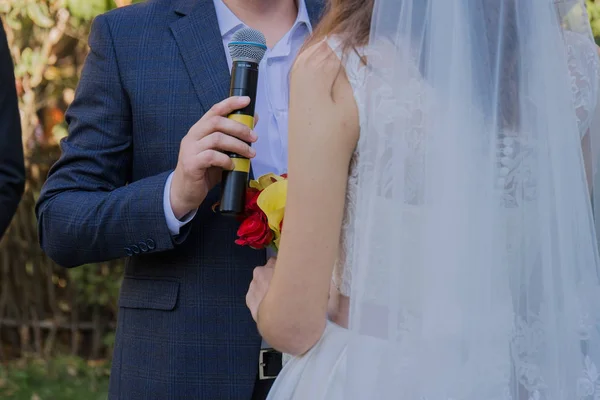 Sposa e sposo vicino arco della cerimonia nuziale — Foto Stock