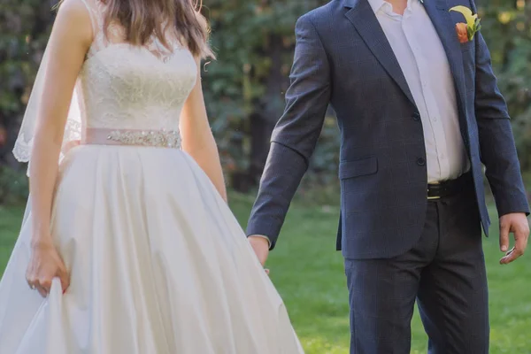 Bride and groom together in autumn on the grass — Φωτογραφία Αρχείου