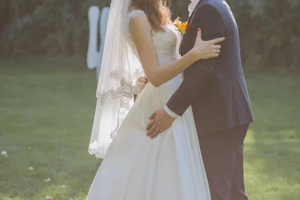 Bride and groom together in autumn on the grass — Φωτογραφία Αρχείου