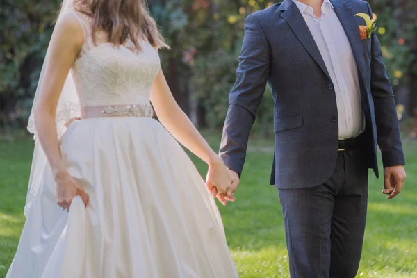 Bride and groom together in autumn on the grass — Φωτογραφία Αρχείου