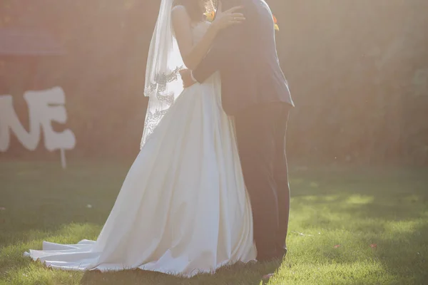 Sposa e sposo insieme in autunno sull'erba — Foto Stock