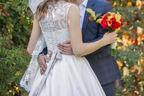 Menyasszony és a vőlegény együtt, ősszel a fűben — Stock Fotó