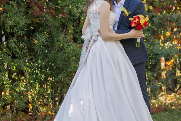 Невеста и жених вместе осенью на траве — стоковое фото