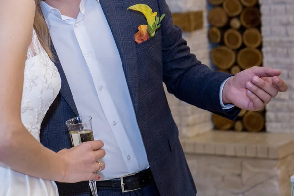 Наречений і наречений тримають окуляри в руках в ресторані — стокове фото