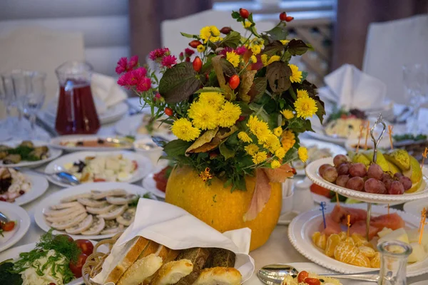 Het eten op de tafel in het restaurant is heerlijk en drankjes — Stockfoto