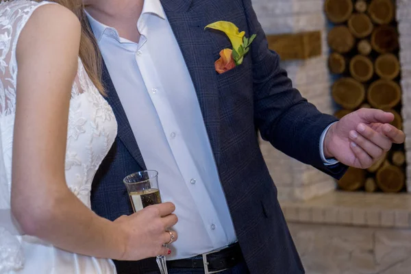 Bruid en bruidegom in een restaurant houdt bruiloft bril — Stockfoto
