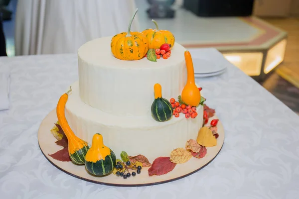 テーブルの上の秋のテーマのベールでウェディング ケーキ — ストック写真