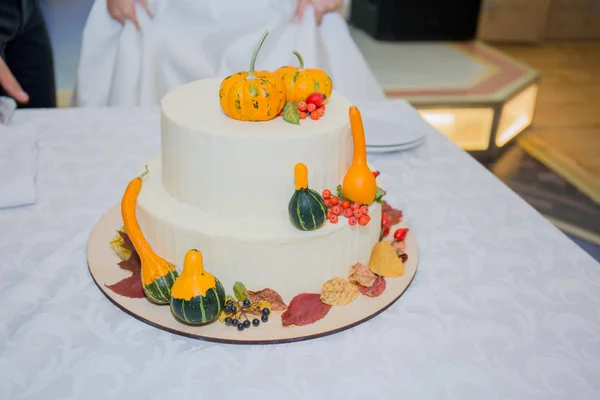 Bolo de casamento com um fardo de tema de outono na mesa — Fotografia de Stock