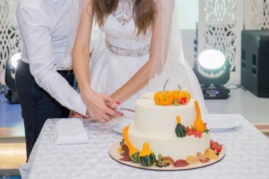 Gelin ve damat düğün pastası masanın üstüne kesmek