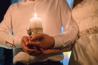 Gelin ve damat bir restoranda bir mum tutun