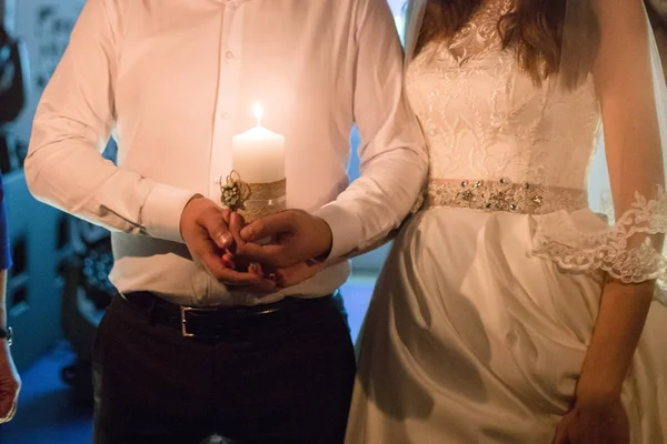 Наречений і наречений в ресторані тримають свічку — стокове фото