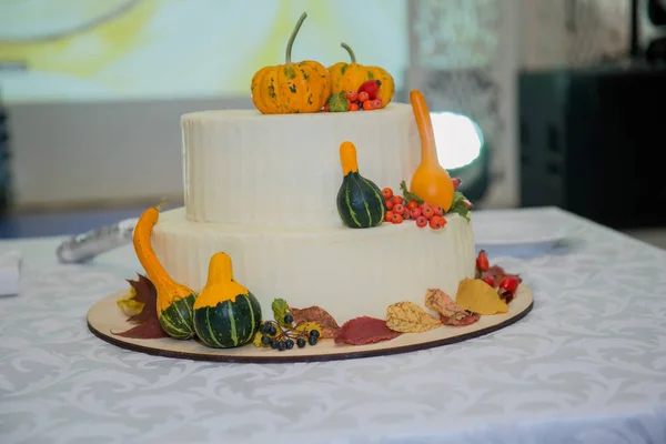 Tort weselny z beli jesień kompozycja na stole — Zdjęcie stockowe
