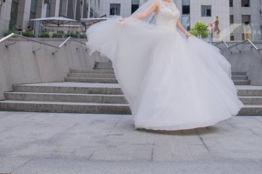 Gelini bir gelinlikle merdivende fırtınası